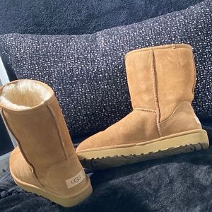 SOLD —UGG Boots W classic short II Chestnut